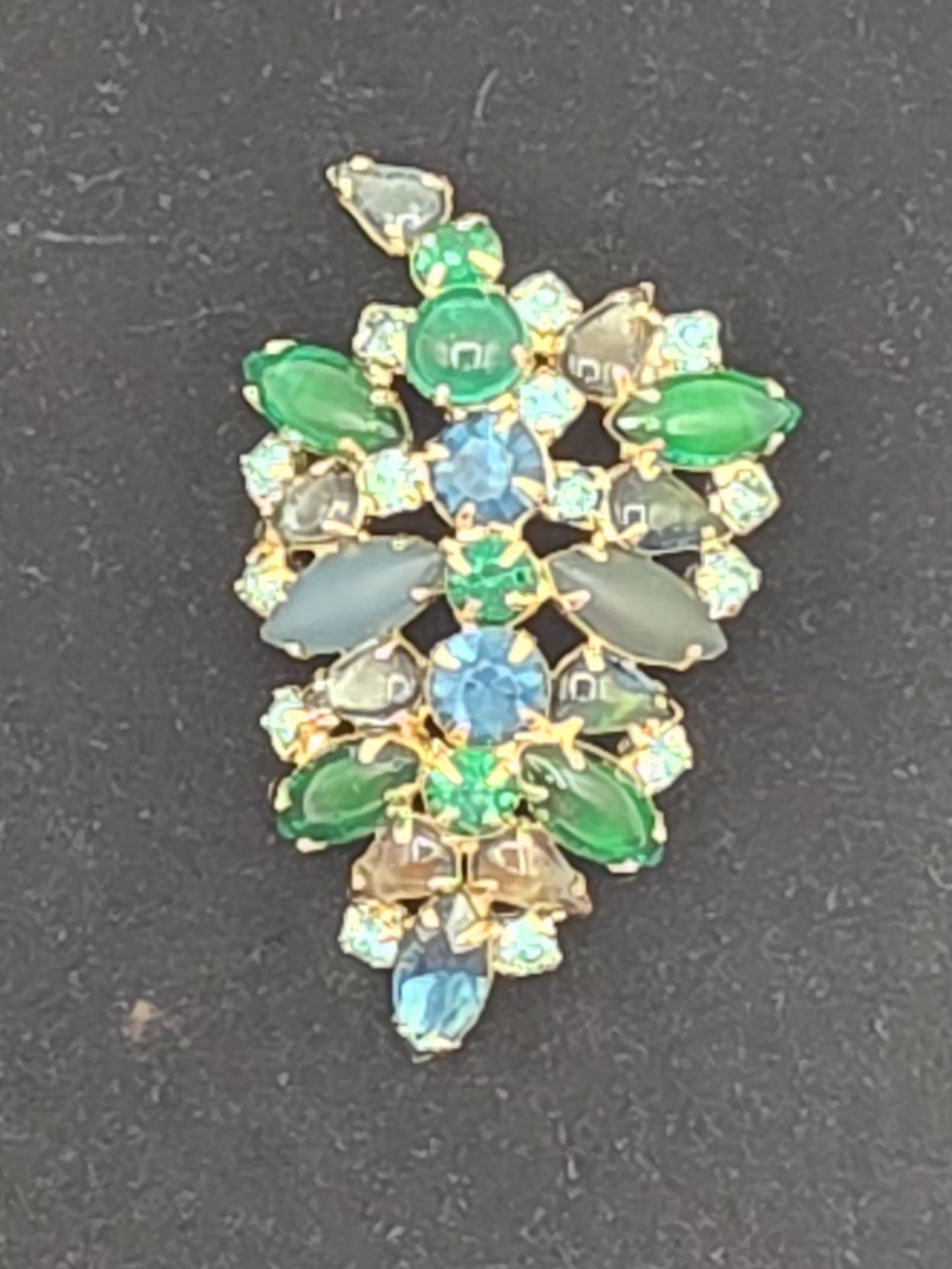 Vintage KARU ARKE Inc. Emerald & Teal Crystal Leaf Brooch - Picture 6 of 15
